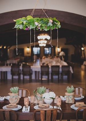 żyrandole z żywych kwiatów na ślub i wesele
